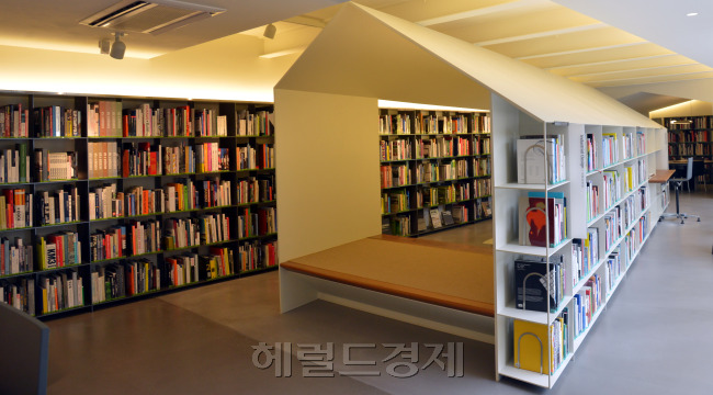 현대카드 디자인 라이브러리<br />김명섭 기자 msiron@heraldcorp.com
현대카드 디자인 라이브러리
김명섭 기자 msiron@heraldcorp.com