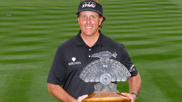 필 미켈슨 (Phil Mickelson/골퍼)
‘세금때문에 못살겠다’고 울컥했던 필 미켈슨이 자신의 발언 이후 첫 우승을 차지하며 몸소 ‘시범케이스(?)’가 됐다.
미켈슨은 지난 4일 끝난 미 PGA투어 웨이스트 매니지먼트 피닉스오픈에서 정상에 올라 111만6000달러(약 12억원)의 상금을 손에 쥐었다. 미켈슨이 2주 전 “캘리포니아주와 연방정부의 세금이 너무 높아 (이사 등) 변화를 고민중”이라고 했다가 파문이 일자, 재빨리 자신이 경솔했다고 사과했다. 하지만 미켈슨이 우승을 하고나니 ‘도대체 얼마나 떼이길래…’라는 궁금증이 생기는 건 당연했다. 미국의 골프닷컴이 이를 소개했다.
