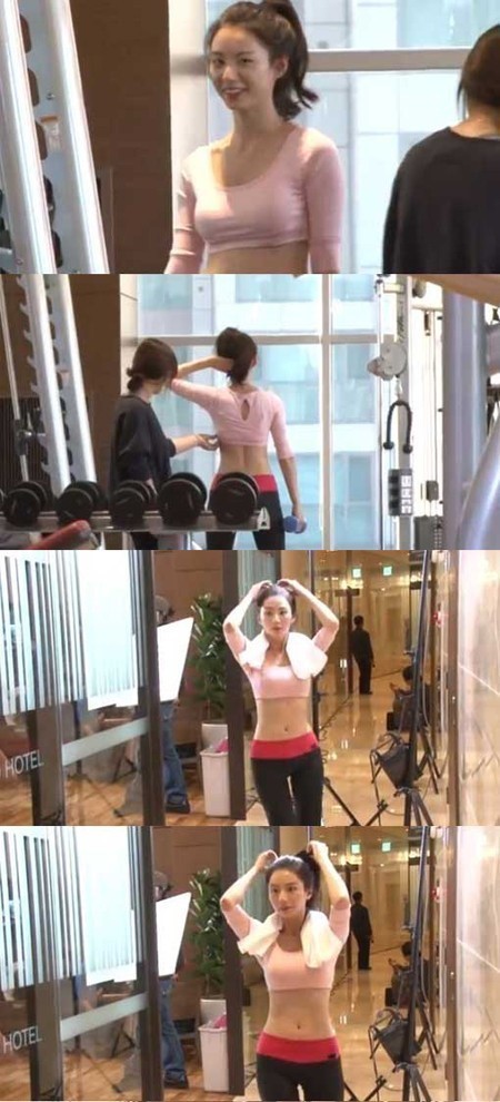 박수진(배우)
걸그룹 슈가 출신의 배우 박수진이 완벽한 인형몸매로 뭇여성들의 질투를 한 몸에 사고 있다.
최근 한 온라인 커뮤니티 게시판에는 박수진이 피트니스클럽에서 운동에 매진하고 있는 몇 장의 사진이 올라왔다. 게시물을 올린 누리꾼은 “헬스클럽에서 포착된 박수진 우월한 몸매”라는 제목의 글을 통해 박수진의 완벽한 몸매를 극찬했다.