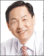 김상곤(교육감)
‘2011년 학교폭력 2건과 관련 학생 6명, 2012년 각각 0건과 0명.’포천 경북중의 이야기이다.
경기도교육청은 김상곤<사진> 교육감이 6일 오후, ‘보·조·개’(폭력없는 인권친화 학교를 위한 현장 행보. ‘관심있게 살펴보고, 마음다해 조력하고, 폭력문화 개선하고’의 의미) 의 일환으로 포천 경북중학교를 방문한다고 밝혔다.