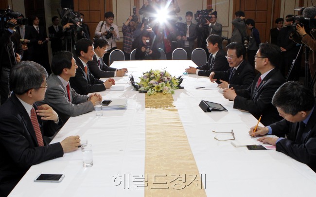5일 오후 국회 귀빈식당에서 열린 정부조직법 개정을 위한 여야협의체 2차회의에서 민주통합당 변재일(오른쪽에서 세번째) 정책위의장이 인사말을 하고 있다.<br />정희조 기자/checho@heraldcorp.com 130205
5일 오후 국회 귀빈식당에서 열린 정부조직법 개정을 위한 여야협의체 2차회의에서 민주통합당 변재일(오른쪽에서 세번째) 정책위의장이 인사말을 하고 있다.
정희조 기자/checho@heraldcorp.com 130205
정부조직개편안을 놓고 첨예하게 대립하고 있는 여야가 앞으로 국채발행을 통한 대규모 추가경정예산 편성을 두고도 공방을 벌일 것으로 예상된다. 새누리당은 추경 재원 거의 전부를 국채발행으로 조달하자는 입장이지만, 민주당은 증세와 병행해야 한다며 맞서고 있다. 사진은 지난 5일 오후 열린 정부조직개편을 위한 여야협의체 2차회의 모습.  정희조 기자/checho@