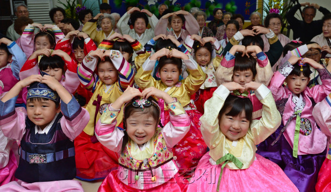 설을 맞아 5일 오후 서울 송파구 잠실동 엘스아파트 경로당에서 한복을 곱게 차려입은 부리도어린이집 아동 40명이 어르신들에게 사랑합니다를 외치고 있다./이상섭 기자. babtong@heraldcorp.com 2013.02.05
설을 맞아 5일 오후 서울 송파구 잠실동 엘스아파트 경로당에서 한복을 곱게 차려입은 부리도어린이집 아동 40명이 어르신들에게 사랑합니다를 외치고 있다./이상섭 기자. babtong@heraldcorp.com 2013.02.05
설을 맞아 5일 오후 서울 송파구 잠실동 엘스아파트 경로당에서 한복을 곱게 차려입은 부리도어린이집 아동 40명이 어르신들에게 사랑합니다를 외치고 있다./이상섭 기자. babtong@heraldcorp.com 2013.02.05