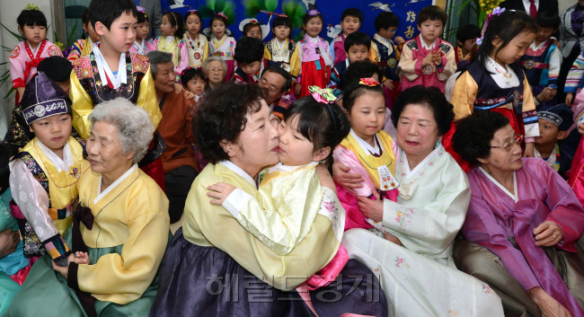 설을 맞아 5일 오후 서울 송파구 잠실동 엘스아파트 경로당에서 한복을 곱게 차려입은 부리도어린이집 한 어린이가 안마를 마친 뒤 입을 맞추고 있다./이상섭 기자. babtong@heraldcorp.com 2013.02.05
설을 맞아 5일 오후 서울 송파구 잠실동 엘스아파트 경로당에서 한복을 곱게 차려입은 부리도어린이집 한 어린이가 안마를 마친 뒤 입을 맞추고 있다./이상섭 기자. babtong@heraldcorp.com 2013.02.05
설을 맞아 5일 오후 서울 송파구 잠실동 엘스아파트 경로당에서 한복을 곱게 차려입은 부리도어린이집 한 어린이가 안마를 마친 뒤 입을 맞추고 있다./이상섭 기자. babtong@heraldcorp.com 2013.02.05