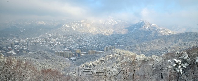 간밤에 눈이 내린 6일 오전 서울 북악스카이웨이 팔각정에서 바라본 북한산이 멋진 풍광을 자애내고 있다.<br />김명섭 기자 msiron@heraldcorp.com