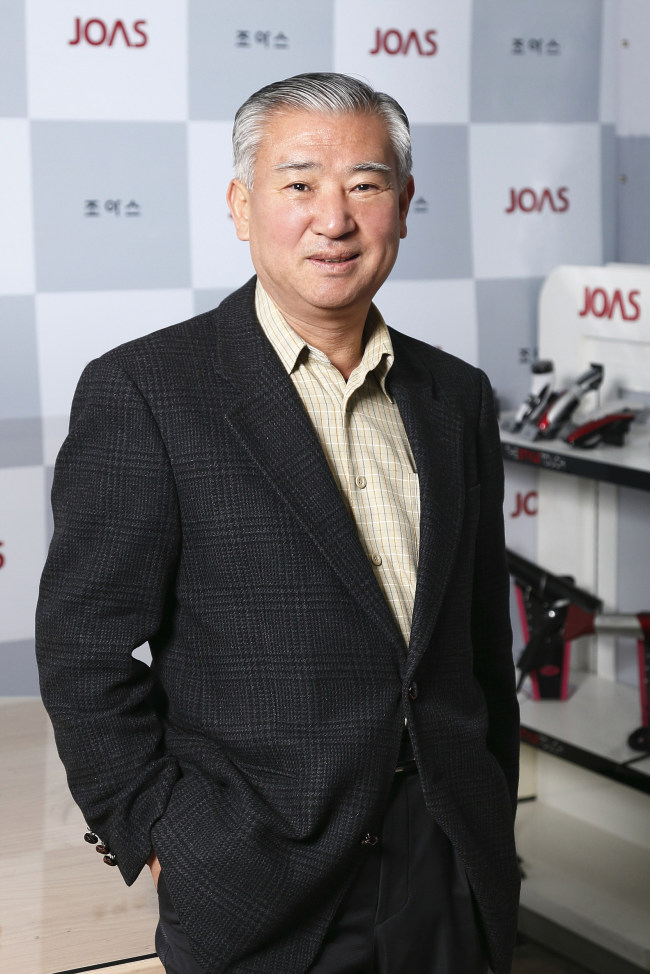 오태준(기업인/조아스전자 대표)
오태준 조아스전자 대표의 표정은 싱글벙글이다. 20여년 동안 꿈꿔왔던 새로운 방식의 면도기 개발에 성공했기 때문이다.
오태준 대표가 개발한 제 3의 방식은 이른바 ‘드럼날’ 면도기로 불린다. 기존에 날이 좌우로 진동하는 왕복식이나 둥근 형태로 판 형태로 회전하며 수염을 절삭하는 회전식과 달리 원통(드럼) 형태의 날이 돌아가며 절삭한다. 회전축에 ‘ㄷ’자 형태의 3개의 날을 연달아 끼우거나 원통 축에 물결형태의 날을 감는 두가지 방식으로 만들어졌다.