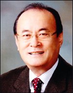 이해광(기업인/한국공인중개사협회장)
한국공인중개사협회가 부동산중개수수료 인상을 추진키로 해 주목된다. 이해광 한국공인중개사협회장은 5일 서울 태평로 프레스센터에서 열린 기자간담회 자리에서 지속적인 주택 매매가 하락으로 부동산중개수수료의 현실화가 필요하다며 부동산 중개 수수료 인상 추진을 계획하고 있다고 밝혔다.