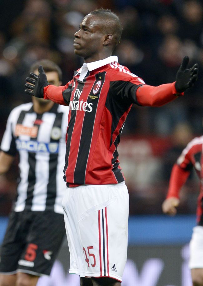 <YONHAP PHOTO-1898> Milan's Mario Balotelli (R) celebrates after scoring a goal during the AC Milan vs Udinese Italian seria A football match on February 3, 2012 at San Siro stadium in Milan. AFP PHOTO / ALBERTO LINGRIA../2013-02-04 16:52:29/ <저작권자 ⓒ 1980-2013 ㈜연합뉴스. 무단 전재 재배포 금지.>
Milan’s Mario Balotelli   AFP-Yonhap News