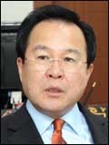 김학규(시장)
용인시(시장 김학규·사진)는 수질, 온실가스, 음폐수 소각, 하천, 상·하수도 등 시민과 직결된 친환경 프로젝트를 본격적으로 펼쳐 자연이 숨 쉬는 쾌적한 도시환경을 조성할 계획이라고 6일 밝혔다.