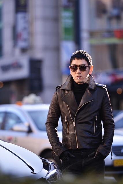 김태우(배우)
배우 김태우가 그간의 선한 이미지를 벗고 악역으로 연기 변신을 시도한다.
김태우는 오는 13일 오후 9시 55분에 첫 방송되는 SBS 드라마 스페셜 ‘그 겨울, 바람이 분다’에서 주인공 오수(조인성 분)를 위협하는 청부폭력배 조무철 역으로 안방극장을 찾을 예정이다.
