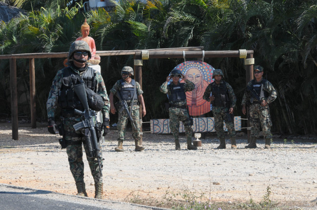 Mexican marines stand at a roadblock due to stepped up security after masked armed men broke into a beach home, raping six Spanish tourists who had rented the house in Acapulco, Mexico, Tuesday.   AP-Yonhap News