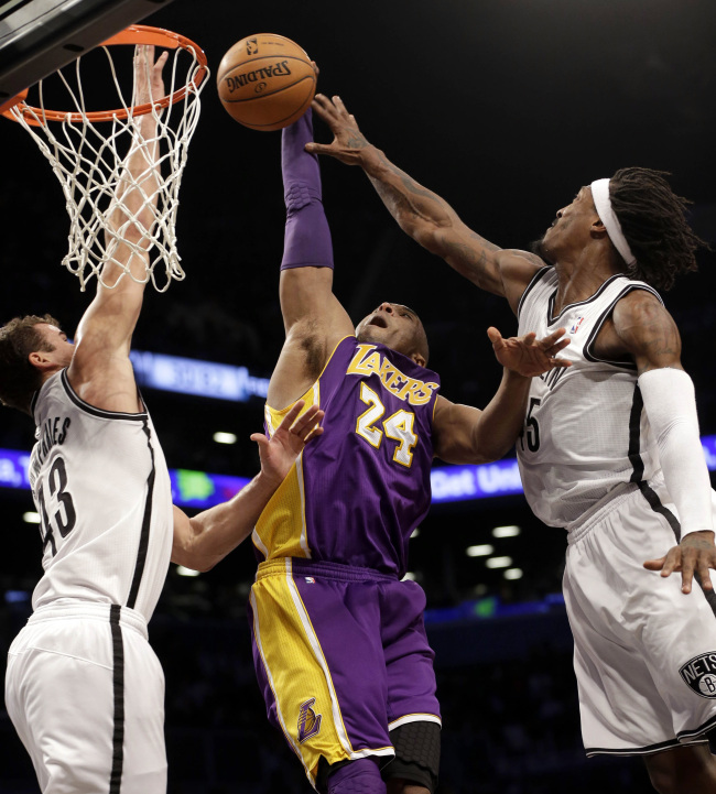 Los Angeles Lakers guard Kobe Bryant dunks against the Brooklyn Nets on Tuesday.   AP-Yonhap News