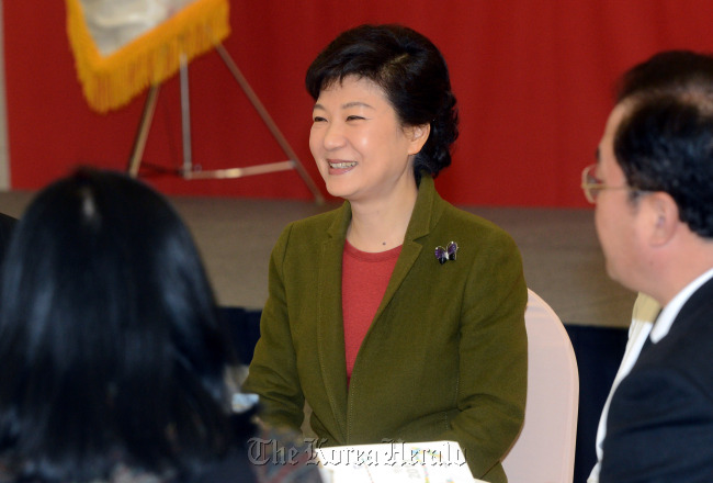 박근혜 대통령 당선인이 6일 오후 서울 용산구 효창동 백범기념관에서 열린 제2차 새누리당 국회의원·당협위원장 연석회의에서 참석자들과 인사를 하고 있다. /박해묵기자 mook@ 2013.02.06