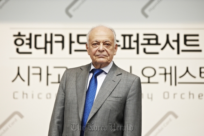 Maestro Lorin Maazel at a press conference at the Hyundai Card headquarters in Seoul on Wednesday.   Hyundai Card