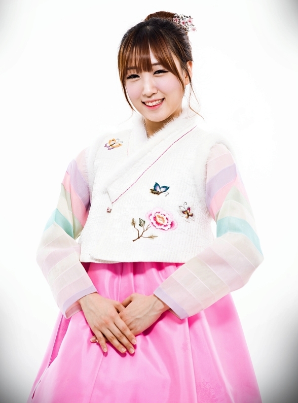 해이(김혜원/가수/비키니)
걸그룹 비키니의 해이가 고운 빛깔의 한복 화보를 페이스북에 공개했다. 일렉트로닉 라운지 클럽댄스곡 ‘축제’와 4개 외국어를 구사하는 언어영재로 대중의 뜨거운 관심을 받고 있는 해이가 수줍은 듯 귀여운 매력이 가득한 전통 한복을 차려입고 새해인사를 미리 전했다.