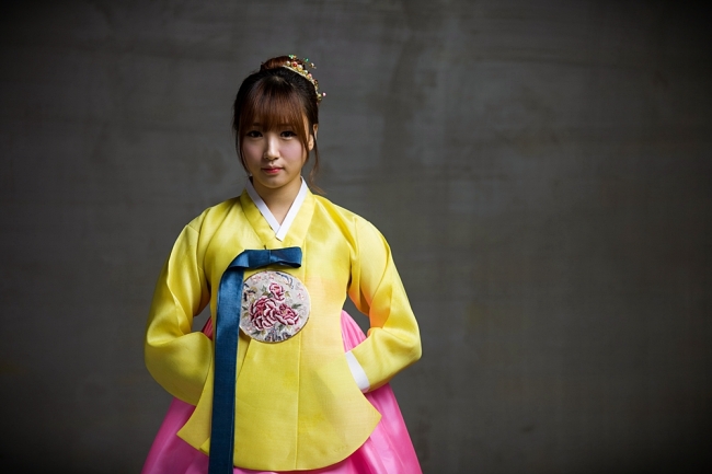 해이(김혜원/가수/비키니)
걸그룹 비키니의 해이가 고운 빛깔의 한복 화보를 페이스북에 공개했다. 일렉트로닉 라운지 클럽댄스곡 ‘축제’와 4개 외국어를 구사하는 언어영재로 대중의 뜨거운 관심을 받고 있는 해이가 수줍은 듯 귀여운 매력이 가득한 전통 한복을 차려입고 새해인사를 미리 전했다.