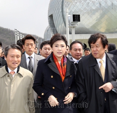 Thai Prime Minister Yingluck Shinawatra (center) visits the Ipo Weir in Yeoju, Gyeonggi Province, during her visit to Korea in March last year.   Yonhap News
