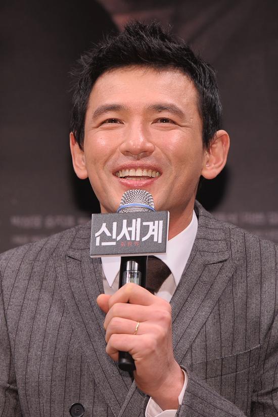 최민식(배우)
배우 최민식이 모사꾼 캐릭터를 모티브로 삼았다고 밝혔다.
최민식은 2월 6일 오후 서울 왕십리 CGV에서 열린 영화 ’신세계’(감독 박훈정) 언론배급시사회에 참석해 "목적에 중독된 인물에 대해 표현하려 했다"고 말문을 열었다.