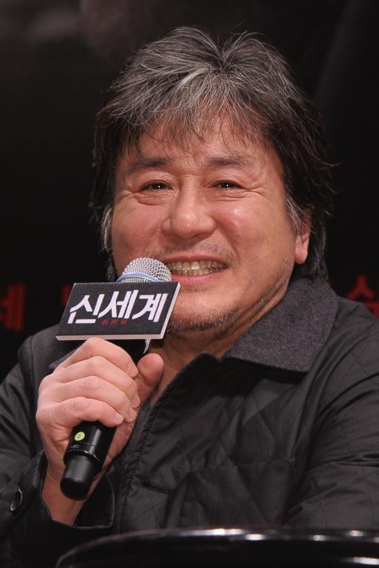 최민식(배우)
배우 최민식이 모사꾼 캐릭터를 모티브로 삼았다고 밝혔다.
최민식은 2월 6일 오후 서울 왕십리 CGV에서 열린 영화 ’신세계’(감독 박훈정) 언론배급시사회에 참석해 "목적에 중독된 인물에 대해 표현하려 했다"고 말문을 열었다.