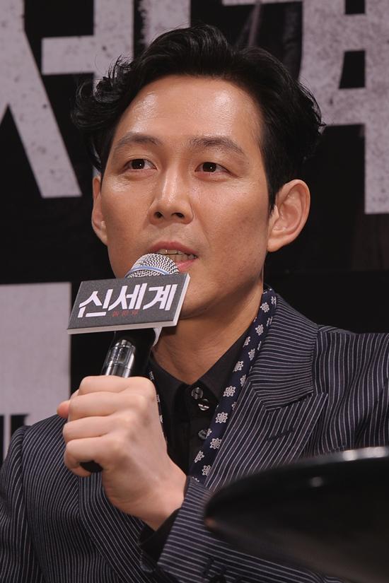 이정재(배우)
배우 이정재가 선배 최민식에 대한 애정을 드러냈다.
이정재는 2월 6일 오후 서울 왕십리 CGV에서 열린 영화 ’신세계’(감독 박훈정) 언론배급시사회에 참석해 "정민이 형, 민식이 형과 할 수 있는 기회를 놓치고 싶지 않았다"고 작품을 선택한 주된 계기를 밝혔다.