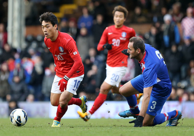 South Korea's Park Chu-young (left) vies for the ball against a Croatian defender on Wednesday. (Yonhap News)
