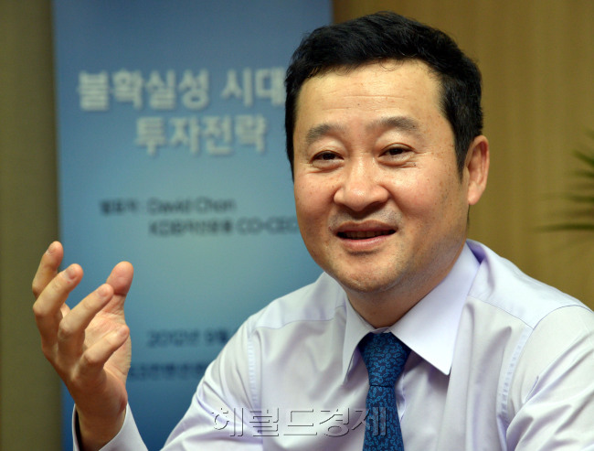 데이비드 전(David Chon/금융인/KDB산은자산운용공동대표)
데이비드 전 KDB자산운용 공동대표는 한국에 대한 애정과는 별개로 일에 있어서는 완전히 ‘아메리칸 스타일’이다. 대표이사 방은 당연히 따로 있지만 출근 후 하루 일과의 대부분을 다른 펀드매니저들과 함께 트레이딩룸에서 보낸다. 직원들과 같은 공간에 있으면서 어떤 종목을 사고 파는지 등 자연스럽게 정보와 의견을 교류한다. 시장이 열리는 점심시간에 자리를 비우지 못하는 해외 트레이딩룸 문화도 그가 들여왔다.