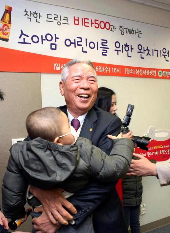 최수부(기업인/광동제약회장)
최수부(77·사진) 광동제약 회장이 치료비와 선물을 들고 백혈병 소아암 어린이들을 직접 위문했다. 광동제약은 지난해부터 소아암 어린이들에게 치료비 지원과 희망나눔 프로그램을 진행하고 있다.