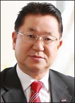 원명수(금융인)
실손의료보험불완전판매 사태로 경영책임을 지고 물러났던 원명수 전 메리츠화재 대표이사 부회장이 1년 반 만에 메리츠금융지주 부회장으로 복귀한다.