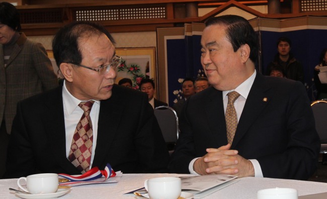 새누리당 황우여 대표와 민주통합당 문희상 비대위원장이 6일 오전 올해의 백봉 신사상 수여식이 열린 국회 귀빈식당에서 나란히 앉아 이야기를 나누고 있다.<br />정희조 기자/checho@heraldcorp.com 130206
여야 대표가 연일 자리를 함께하면서 인사청문회와 정부조직개편안 등 정국 현안에 대한 여야 대타협에 대한 기대감이 높아지고 있다. 6일 국회 귀빈식당에서 열린 ‘올해의 백봉 신사상’ 수여식에 나란히 앉았던 황우여(왼쪽) 새누리당 대표와 문희상 민주통합당 비상대책위원장은 7일 박근혜 대통령 당선인과 함께 북핵 문제 등을 주제로 3자 회동을 갖는다.