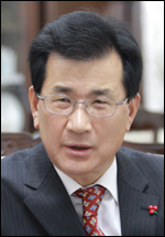 이시종(도지사)
국내외 무술인들의 무술축제가 개최되는 충북에서 (가칭)무술올림픽 창건이 추진된다. 충청북도(도지사 이시종· 사진 )는 7일 오전 도청 소회의실에서 ...토대를 마련하게 된 것이다.