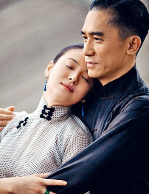 송혜교(좌측/배우),양조위(梁朝偉/배우)
배우 송혜교가 한국 배우 최초로 베를린 국제 영화제의 막을 연다.
2월 7일(현지시각) 독일 베를린에서 열리는 제63회 베를린 국제 영화제에서 송혜교는 자신의 출연작 ‘일대종사’가 개막작으로 선정되는 영광을 안게 됐다. 특히 한국 배우가 출연한 작품이 베를린 영화제의 개막작에 선정된 것은 처음 있는 일이라 더욱 의미가 깊다.