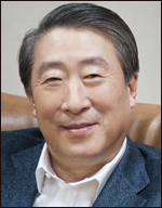 문규영(아주그룹회장)
아주복지재단은 독거노인 지원을 위한 선물꾸러미 1000개를 포장하고, 임직원들이 직접 방문해 전달했다고 7일 밝혔다.