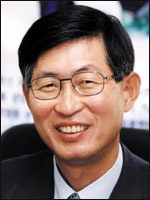 조환익(한국전력공사대표이사사장)
아주통상과장, 미주통상과장, 중소기업국장, 무역투자실장, 산업자원부 차관. 34년 관료생활의 대부분을 통상전문가로 살아온 조환익<사진> 한국전력 사장의 이력이다. 최근 통상교섭 부문의 지식경제부 이관을 놓고 대통령직인수위원회와 외교통상부 간 첨예한 갈등에 대해 조 사장이 입을 열었다. 한전 사장으로서가 아니다. 통상전문가였던 고위관료 선배로서 답답한 마음을 전한 것이다.