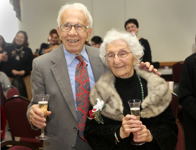 John and Ann Betar of Fairfield celebrate their 80th anniversary at St. Nicholas Antiochian Orthodox Church in Bridgeport, Connecticut, on Nov. 25.   AP-Yonhap News