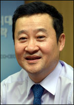 데이비드 전(David Chon/금융인/KDB산은자산운용공동대표)
데이비드 전 KDB자산운용 공동대표는 한국에 대한 애정과는 별개로 일에 있어서는 완전히 ‘아메리칸 스타일’이다. 대표이사 방은 당연히 따로 있지만 출근 후 하루 일과의 대부분을 다른 펀드매니저들과 함께 트레이딩룸에서 보낸다. 직원들과 같은 공간에 있으면서 어떤 종목을 사고 파는지 등 자연스럽게 정보와 의견을 교류한다. 시장이 열리는 점심시간에 자리를 비우지 못하는 해외 트레이딩룸 문화도 그가 들여왔다.