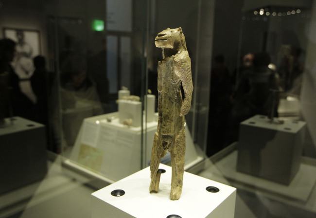 A mammoth ivory sculpture depicts a man with a lion’s head discovered at Stadel Cave, Baden-Wurttemberg, Germany. The sculpture which dates to around 40,000 years ago is seen on display in the exhibition “Ice Age Art: arrival of the modern mind” at the British Museum in London, Tuesday.   AP-Yonhap News