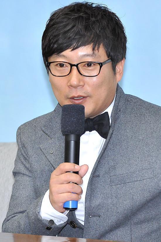 이수근(방송인)
개그맨 이수근이 오랜만에 가족들과 함께 휴가를 떠났다. 이수근 소속사 한 관계자는 2월 7일 오후 본지와의 전화통화에서 “이수근이 최근 아내와 두 아들과 함께 홍콩으로 달콤한 가족여행을 떠났다”고 밝혔다