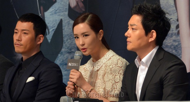 “IRIS II” leads, from left, Jang Hyuk, Lee Da-hey and Lee Bum-soo attend the drama’s press conference in Seoul on Thursday.   Kim Myung-sub/The Korea Herald