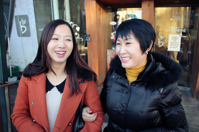 김서윤(좌측/삼성화재보험설계사)
삼성화재에서 보험컨설팅을 하고 있는 박서윤(29ㆍ사진 왼쪽) RC(Risk Consultant)는 어머니가 하던 보험 영업을 승계받아 가업을 이어가고 있는 커리어우먼이다. 한때 삼성화재 RC로 활동했던 그의 어머니인 김영선(49)씨도 딸이 자랑스럽기만 하다.