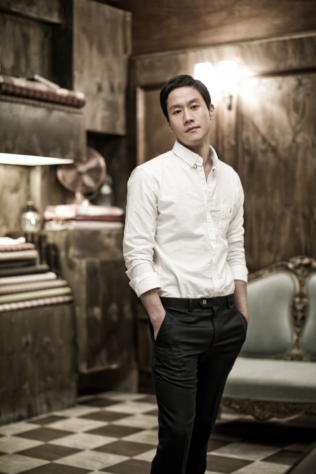 정우 (김정국)
배우 정우가 KBS2 새 주말 연속극 ‘최고다 이순신’의 출연을 확정했다. 2월 7일 소속사 벨엑터스 엔터테인먼트에 따르면 정우는 군 전역 후 복귀작으로 ‘최고다 이순신’을 선... 제과점을 차린 뒤 손님으로 찾아 온 첫사랑 이혜신을 만나 지고지순한 사랑을 하게 되는 순정남이다.