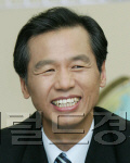최문순(지사)
강원도(지사 최문순·사진)는 7일 도시민과 함께 농업·농촌 신성장 동력을 창출하기 위하여 ’22년까지 5만가구 10만명의 귀농·귀촌인 유치를 골자로한 ‘강원도 귀농·귀촌인 유치 종합대책’을 발표했다.