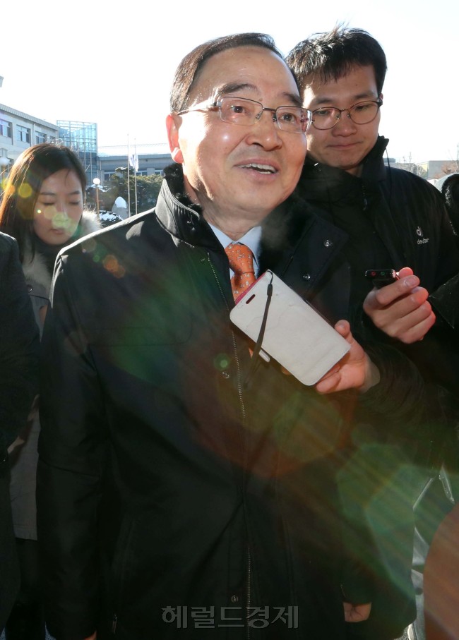 정홍원 첫 국무총리 후보자가 8일 서울 삼청동 한국금융연수원 내 대통령직 인수위원회에 도착해 취재진의 질문을 받고 있다.안훈 기자. rosedale@heraldcorp.com 2013.02.28