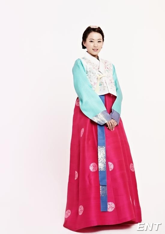 천우희(배우)
배우 천우희가 민족의 대 명절 설날을 맞이해 한복을 곱게 차려 입고 팬들에게 새해 인사를 전했다. 지난 2004년 첫 출연작인 영화 ‘신부수업’의 깻잎 머리 여학생으로 얼굴을 알린 그는 ‘써니’에서 불량학생의 포스를 풍겼던 모습과는 사뭇 다른 분위기였다.