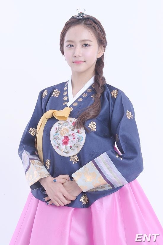 한보름(배우)
[“2013년 새해 복 많이 받으시고 곁에 있는 소중한 분들이랑 행복한 시간을 보내셨으면 좋겠어요. 무엇보다도 제일 중요한 건 건강이라는 거, 잘 아시죠?” 데뷔작 ‘드림하이’를 통해 대중들에게 얼굴을 알린 한보름이 설날을 맞이해 새해 인사를 전했다.