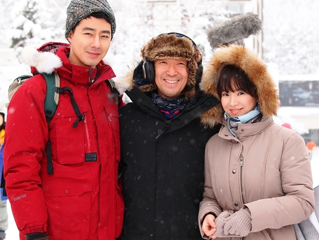 조인성(좌측부터/배우),김규대(연출감독),송혜교(배우)
조인성, 송혜교 주연의 SBS 새 수목 드라마 ‘그 겨울 바람이 분다’(이하 ‘그 겨울’)의 촬영 현장 사진이 공개됐다. 10