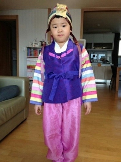 윤후(윤민수아들)
가수 윤민수 아들 윤후 한복 사진이 공개돼 화제다.
지난 9일 윤민수 소속사는 공식 트위터를 통해 한복을 입은 윤후의 사진을 공개했다.