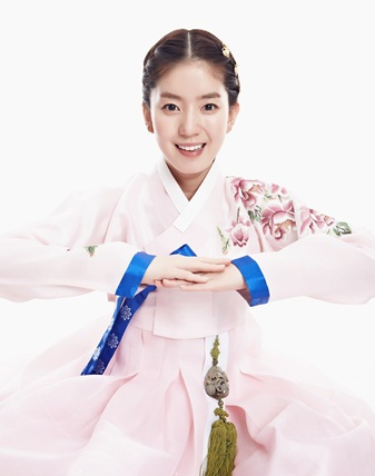 이맑음(배우)
그는 2006년 영화 ‘음란선생’으로 데뷔해 ‘소녀를 만나다’, ‘고고 70’, ‘미확인 동영상’과 드라마 ‘별순검’, ‘추노’,.... 그래서 기회가 되면 더 배워보고 싶어요. 연습을 안하니까 실력이 그대로더라고요.” 이맑음은 한복인터뷰를 마치며 2013년도에 이루고 싶은 다부진 목표들을 밝혔다.