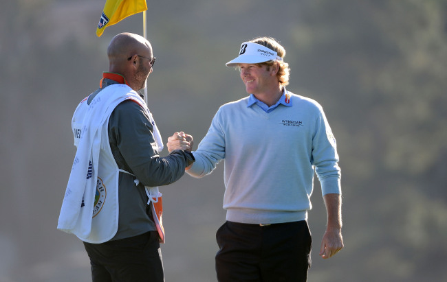 스코트 베일(좌측/Scott Vail/브랜트스니데커 케디 ),브랜트 스니데커 (우측/Brandt Snedeker/골퍼)
Brandt Snedeker (right) celebrates with his caddie Scott Vail on the 18th green on Sunday.   AFP-Yonhap News