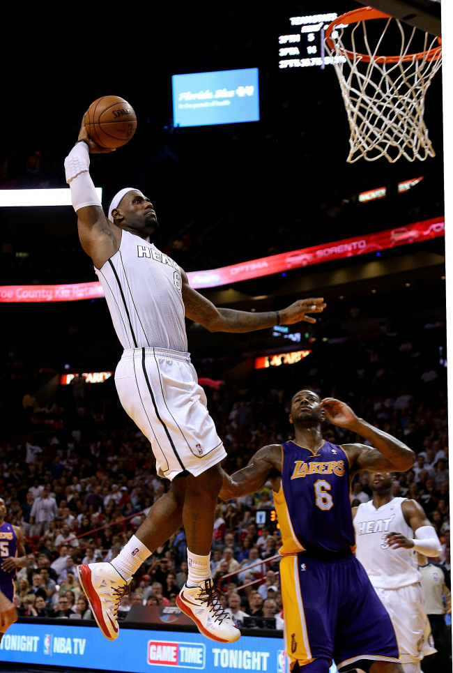 Miami Heat guard LeBron James dunks against the Los Angeles Lakers on Sunday.   AFP-Yonhap News