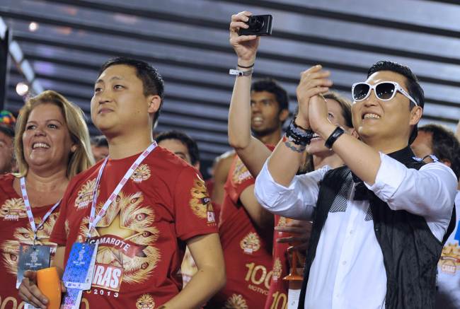 South Korean singer Psy, right, applauds at the Sambadrome in Rio de Janeiro, Brazil on Saturday.   AFP-Yonhap News