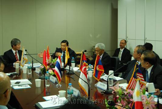 Southeast Asian ambassadors to Korea gather around the table during a working meeting with ASEAN-Korea Center Secretary-General Chung Hae-moon at the ASEAN-Korea Center in Seoul on Tuesday. From left are: Chung; Indonesian Ambassador John A. Prasetio; Bruneian Ambassador Dato Harun Ismail; Cambodian Ambassador Chan Ky Sim; and Laotian Ambassador Khamla Xayachack.   Philip Iglauer/The Korea Herald